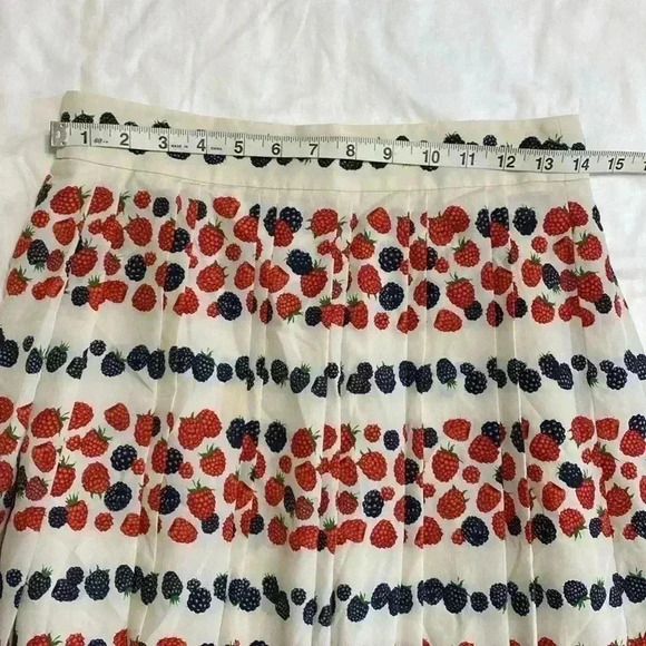 J. Crew BlackBerry Raspberry Pleated Skirt Size 2 Cream w/ Black & Red Berries. - Picture 9 of 14